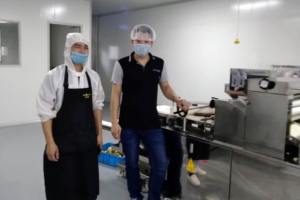 勁華機(jī)械的三道輪酥餅機(jī)產(chǎn)的蛋黃酥口感很滿意